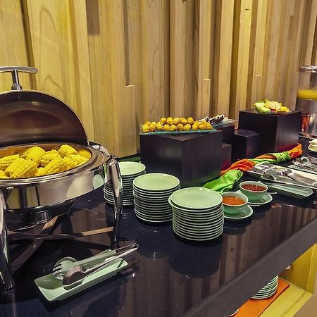 Harris Hotel Raya Kuta Lombok Kültér fotó