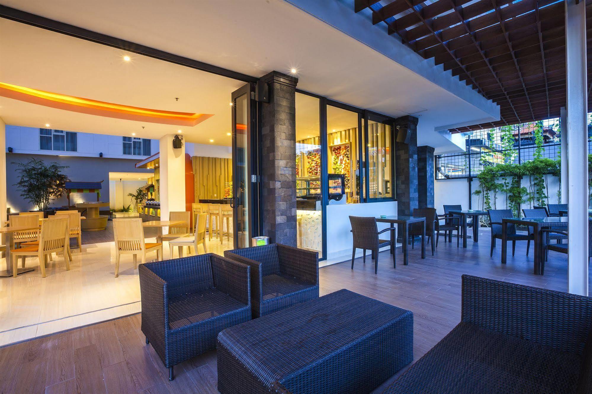 Harris Hotel Raya Kuta Lombok Kültér fotó